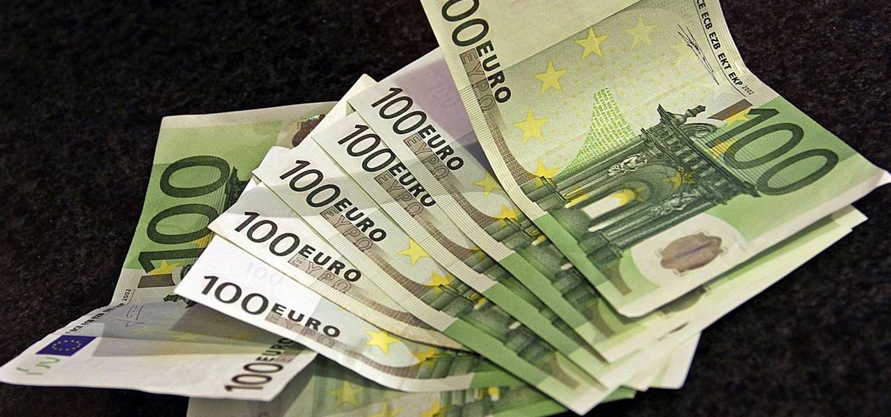 Euro hits six-week maximum on surge outlook optimism