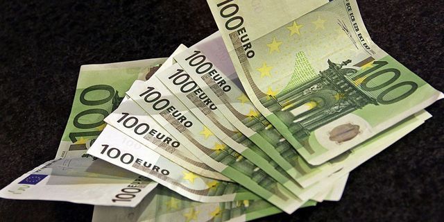 Euro edges up as greenback rebounds on equity bounce