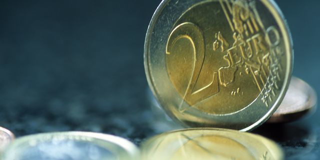 Euro tacks on as political risk is eyed 