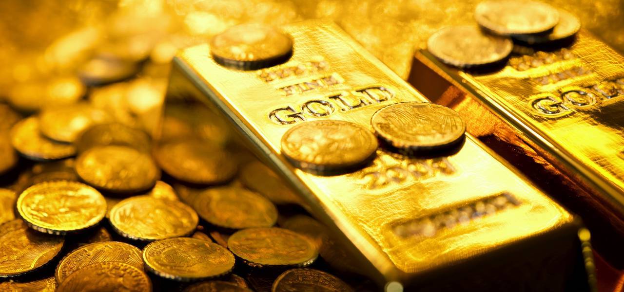 Gold edges up on diving greenback