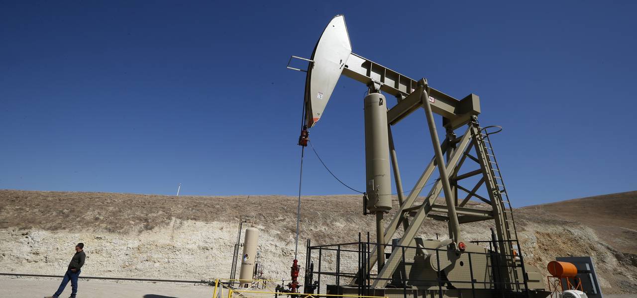 Crude goes down amid glut worries 