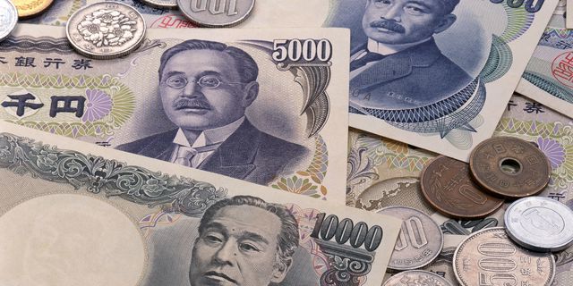 Yen moves down on China trade data 