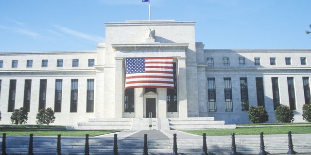 Volatile Monday: Fed and RBNZ cut interest rates