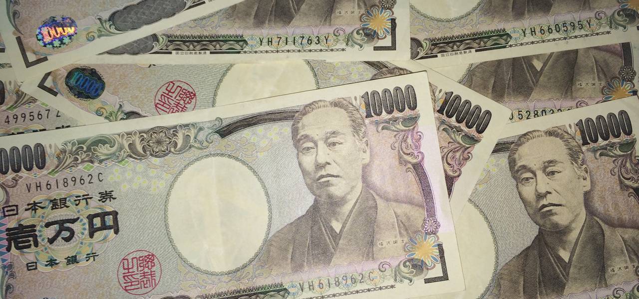Yen edges up as political woes for Trump hit greenback