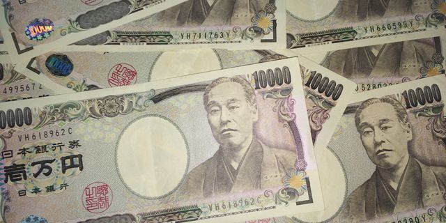 Yen edges up as political woes for Trump hit greenback