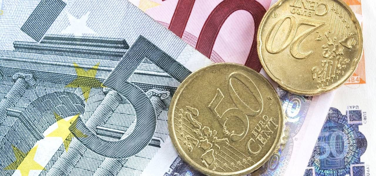 EUR/USD: pair consolidating under closest resistance