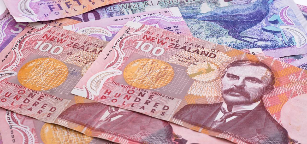 NZD/USD: pair consolidating above Moving Averages