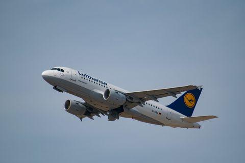 Lufthansa: Stocks Drop Ahead of Additional Issue