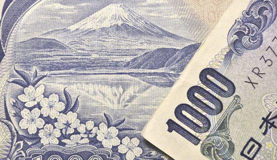 USD/JPY: price consolidating under Moving Averages