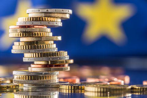 EUR/USD: euro keeps staying inside Cloud