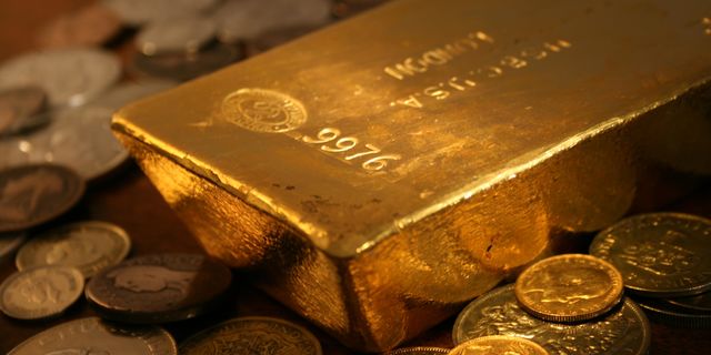 Gold goes down moderately in Asia as apparent American debt deal eyed