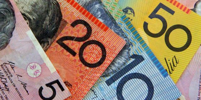 Australian dollar sags on trade balance data 