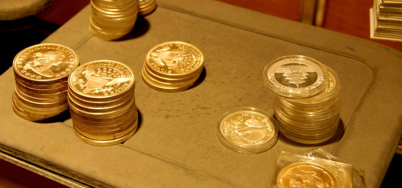 Gold sticks to 3-week minimums in busy week