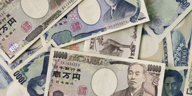 Japanese yen drifts away from two-week maximum