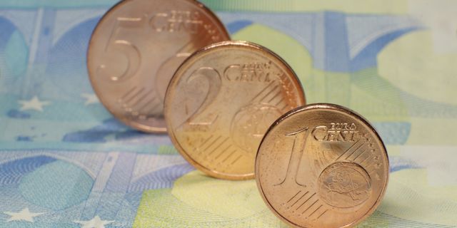 Euro moves to negative territory amid the prospect of early elections in Italy