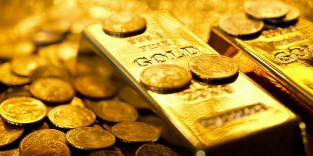 Gold edges up on diving greenback