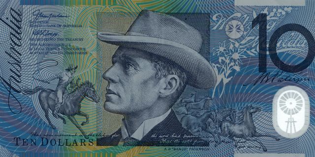 Aussie declines, Kiwi stands still in late trade