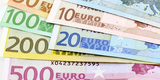 EUR/USD: lower side of the triangle broken