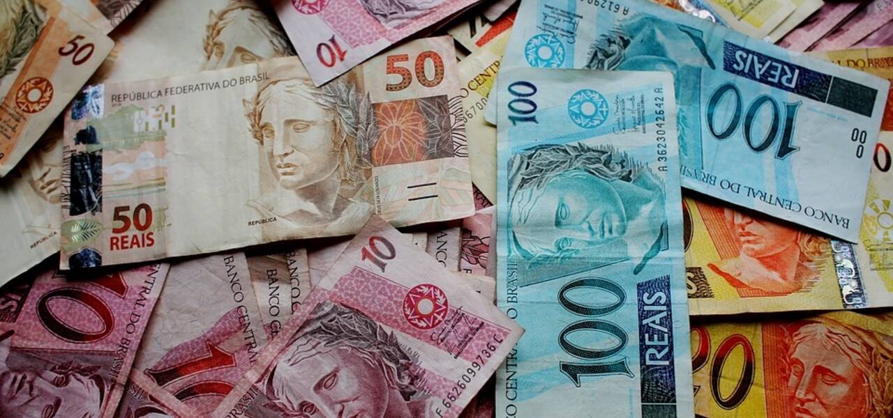 Dólar bate R$ 3,97, de olho no cenário eleitoral 