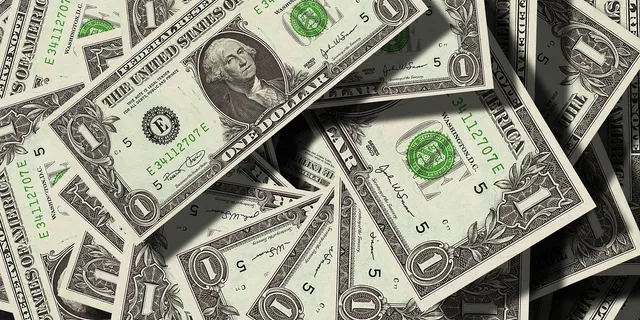 El dólar pierde terreno frente a la mayoría de sus pares ante el cierre de conversaciones  de Estados Unidos y China