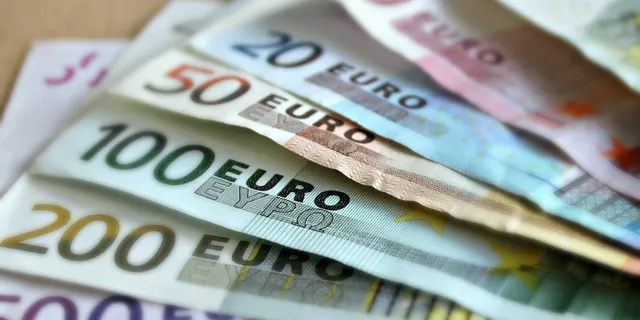 El Euro desciende a mínimos de seis semanas frente al dólar