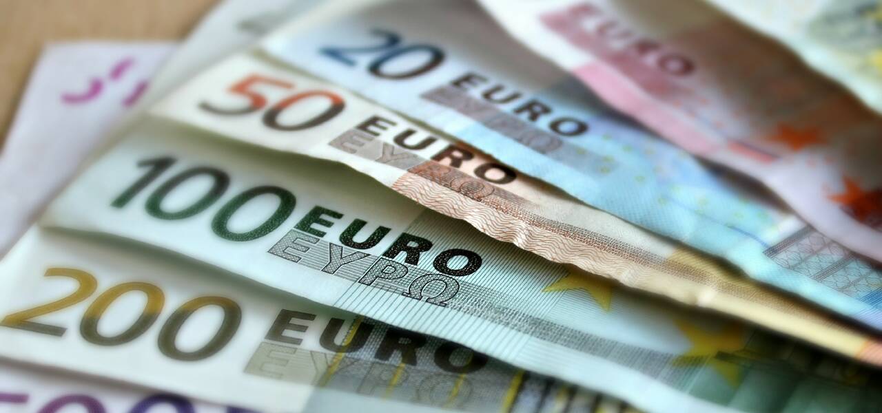 El Euro desciende a mínimos de seis semanas frente al dólar