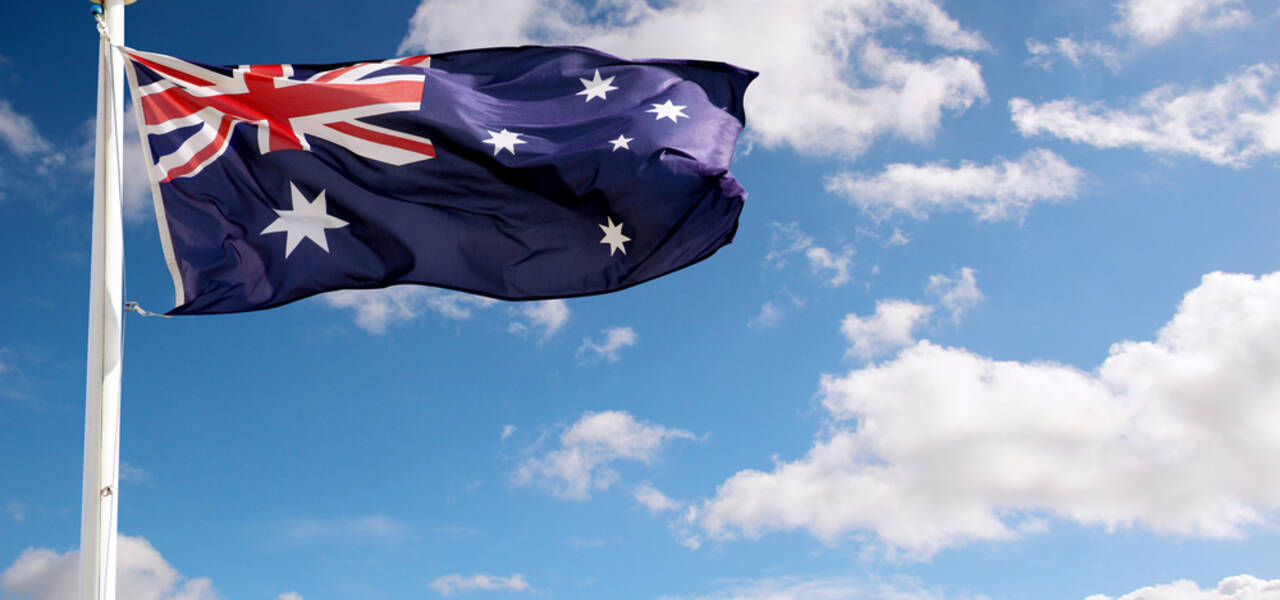 El Banco de Australia mantiene optimismo en la economía a pesar de datos de consumo.