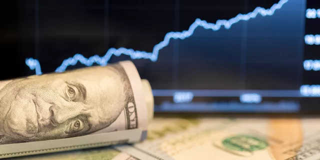 Dólar recua abaixo de 1.1400, mostrando recuperação