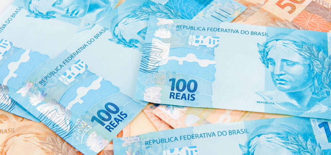 Dólar cai 1,2% e fecha abaixo dos R$4,00