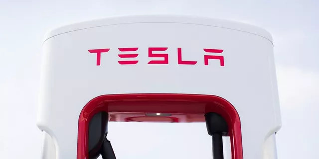 Elon Musk โชว์ลีลาการเต้นขณะเปิดโรงงาน Tesla